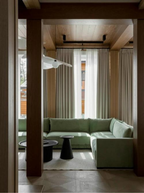 Этот дом сочетает в себе уют натуральных материалов и эстетику современного дизайна. 05