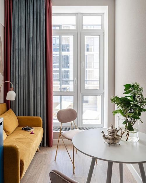 До перепланировки в квартире были небольшая вытянутая кухня и одна жилая комната, балкон, прихожая и санузел. 02