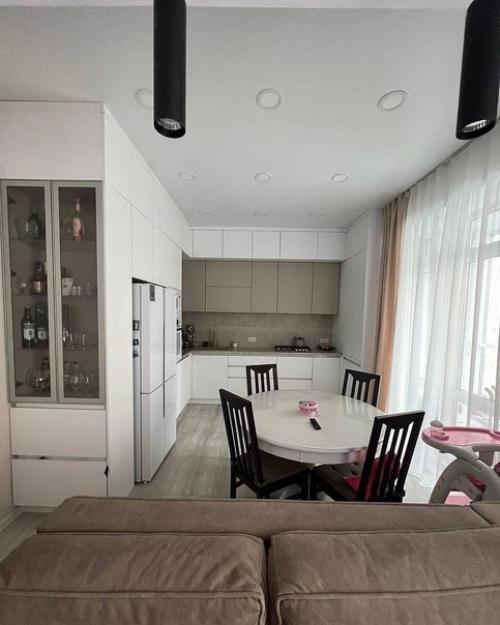 Кухня готова.  Кухню проектировала сама, потому что дизайнеры предлагали красивые стандартные варианты, но практичности в них не было. 01