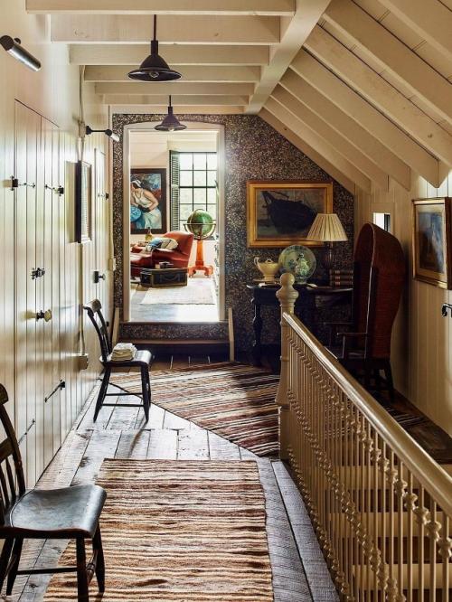 Интерьер этого дома создан в стиле, где современные удобства гармонично сочетаются с винтажными акцентами. 01