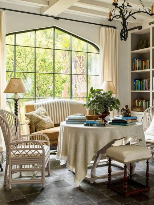 Интерьер этого дома создан в стиле, где современные удобства гармонично сочетаются с винтажными акцентами. 07