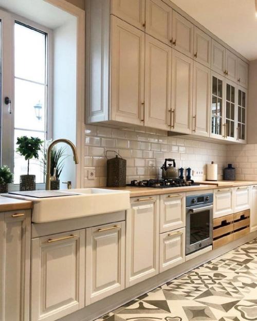 Интерьер уютной просторной кухни. 05