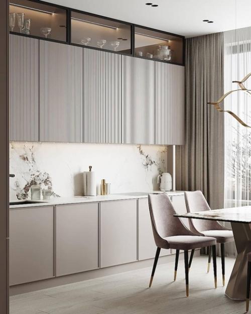 Светлые, тёплые тона, с применением чёрных элементов в отделке кухни, что разбавляет её и делает более брутальной. 04