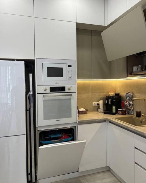 Кухня готова.  Кухню проектировала сама, потому что дизайнеры предлагали красивые стандартные варианты, но практичности в них не было. 08