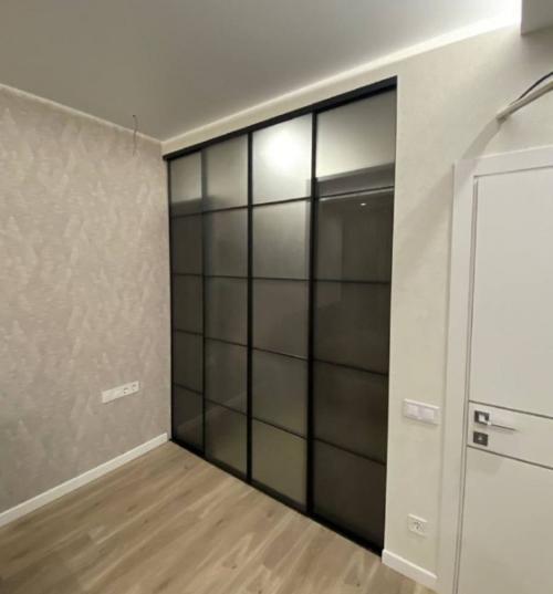Гардеробная комната со стеклянными раздвижными дверями. 01