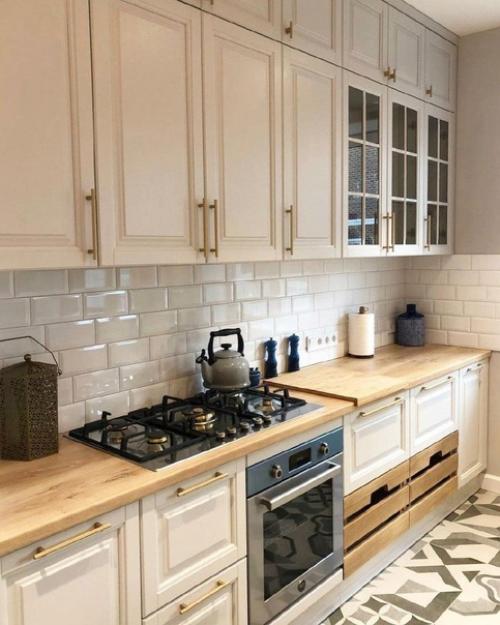 Интерьер уютной просторной кухни. 04