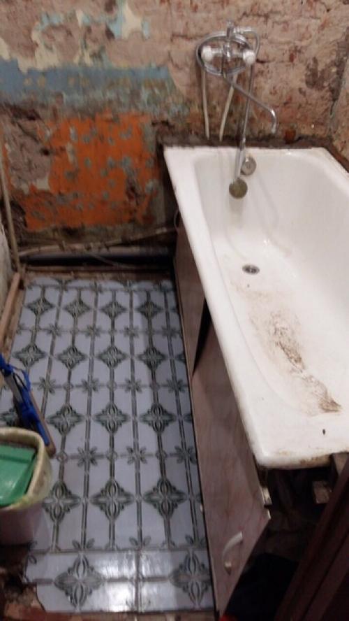 Старая квартира с такими запущенными санузлом и ванной досталась. 02