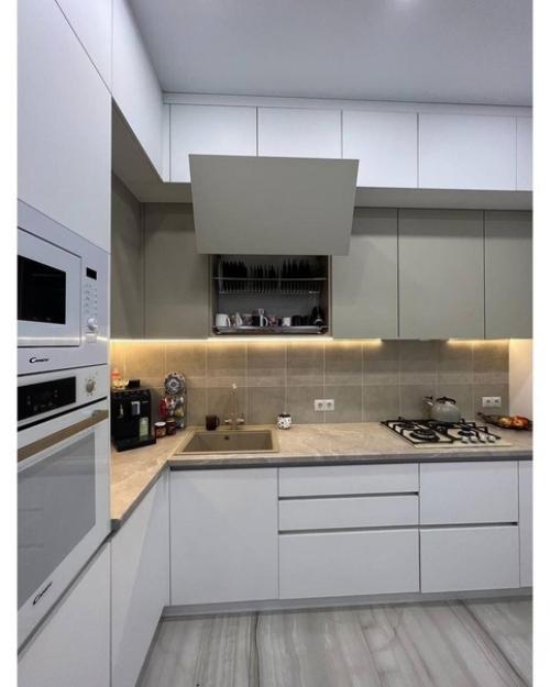 Кухня готова.  Кухню проектировала сама, потому что дизайнеры предлагали красивые стандартные варианты, но практичности в них не было. 09