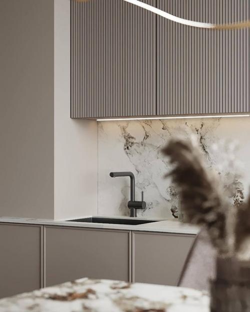 Светлые, тёплые тона, с применением чёрных элементов в отделке кухни, что разбавляет её и делает более брутальной. 06