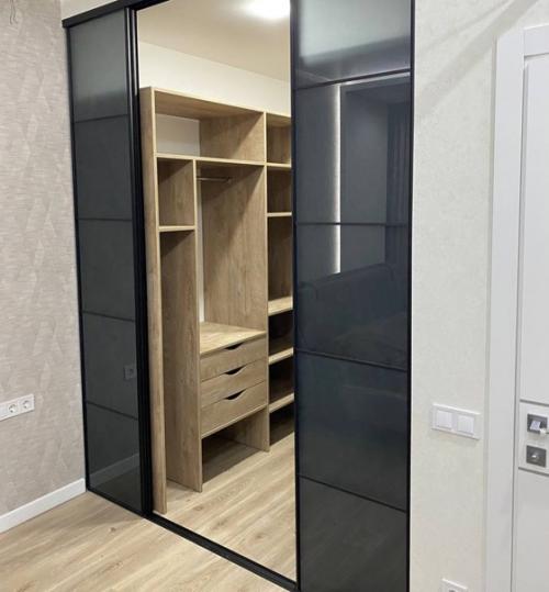 Гардеробная комната со стеклянными раздвижными дверями. 02