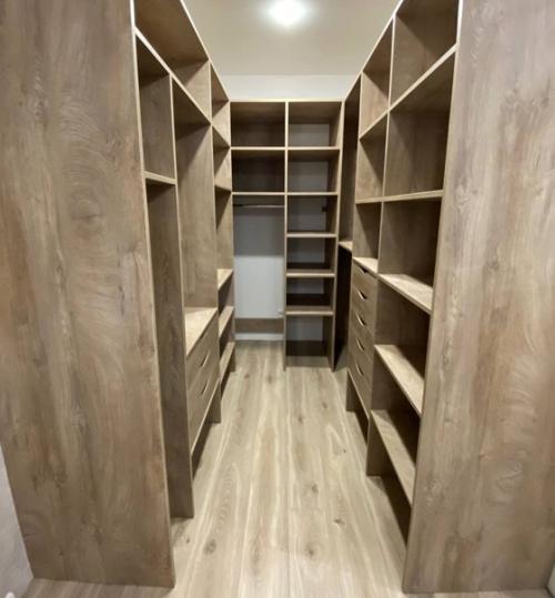 Гардеробная комната со стеклянными раздвижными дверями. 07