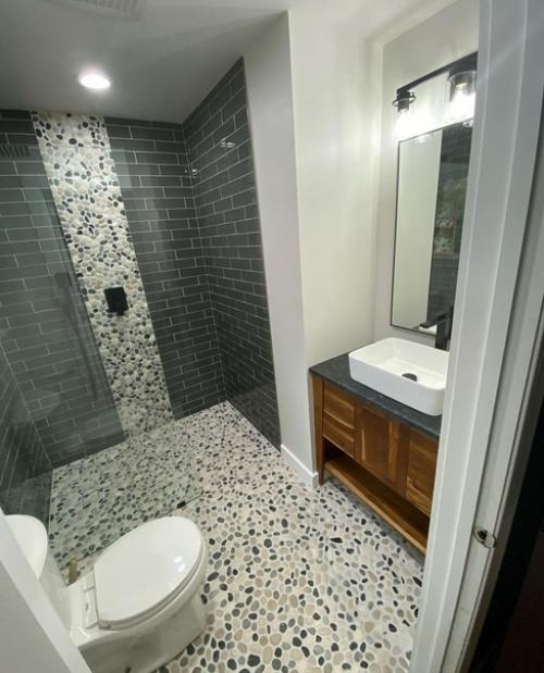 Необычное сочетание цветов и фактур в ванной комнате. 03