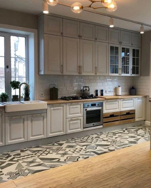 Интерьер уютной просторной кухни. 01