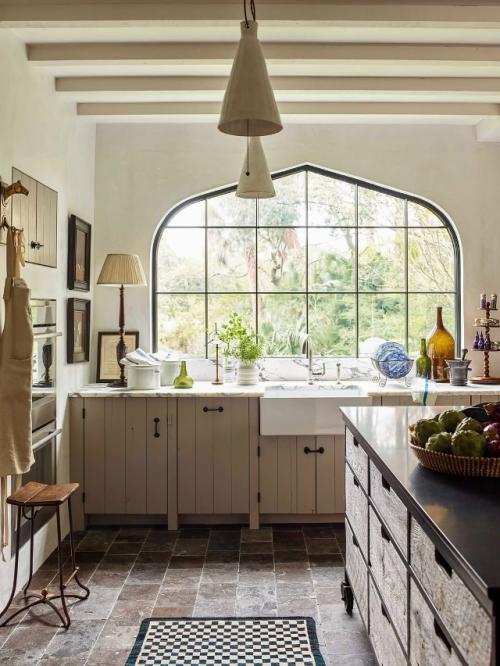 Интерьер этого дома создан в стиле, где современные удобства гармонично сочетаются с винтажными акцентами. 08