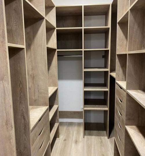 Гардеробная комната со стеклянными раздвижными дверями. 05