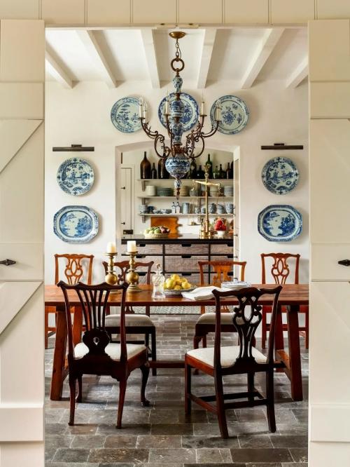 Интерьер этого дома создан в стиле, где современные удобства гармонично сочетаются с винтажными акцентами. 06