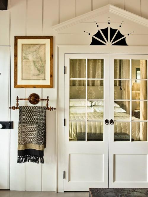 Интерьер этого дома создан в стиле, где современные удобства гармонично сочетаются с винтажными акцентами. 04