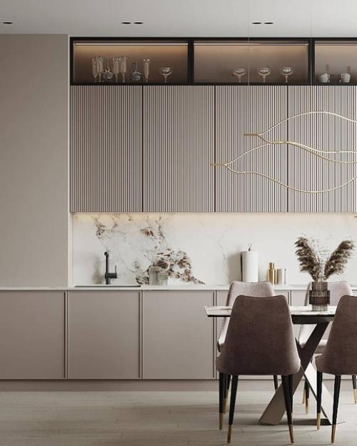 Светлые, тёплые тона, с применением чёрных элементов в отделке кухни, что разбавляет её и делает более брутальной. 03