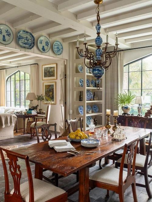 Интерьер этого дома создан в стиле, где современные удобства гармонично сочетаются с винтажными акцентами. 09