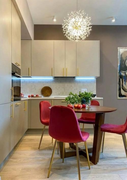 Насыщенный микс ярких цветов и эмоций в интерьере однокомнатной квартиры. 02