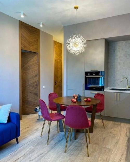 Насыщенный микс ярких цветов и эмоций в интерьере однокомнатной квартиры. 05