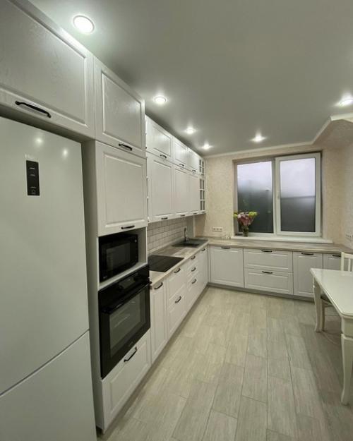 Светлая, просторная и функциональная кухня. 01