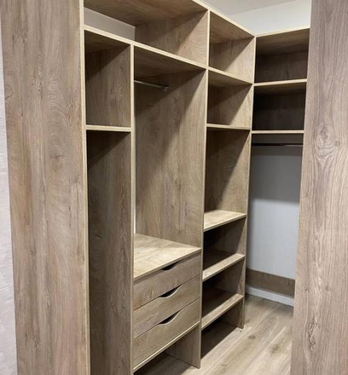 Гардеробная комната со стеклянными раздвижными дверями. 06