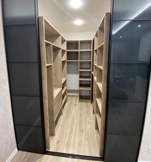 Гардеробная комната со стеклянными раздвижными дверями. 03