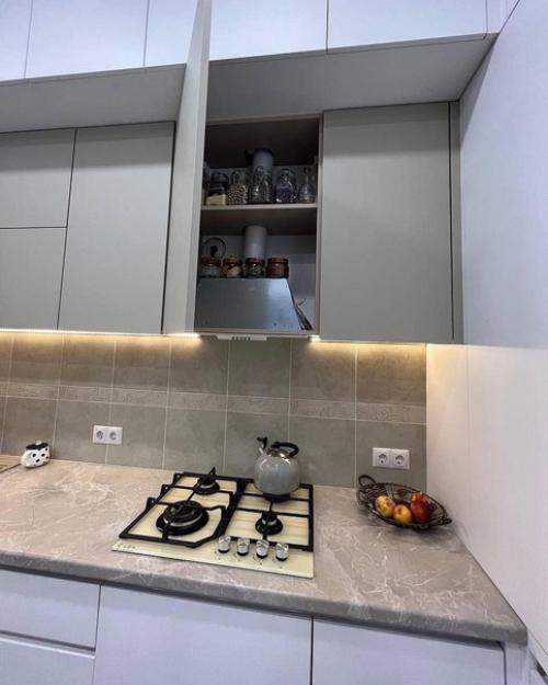 Кухня готова.  Кухню проектировала сама, потому что дизайнеры предлагали красивые стандартные варианты, но практичности в них не было. 03