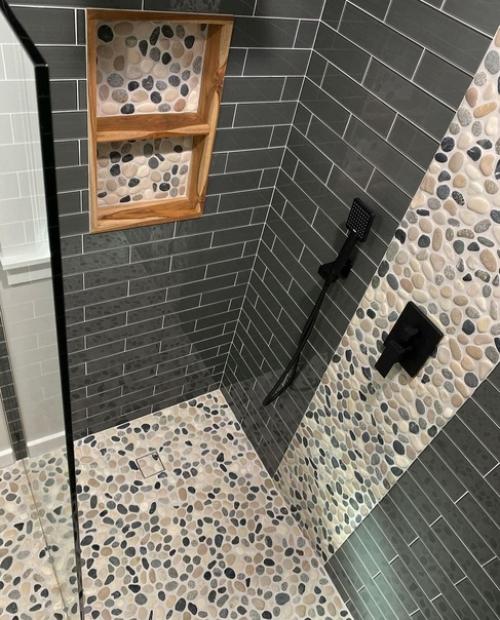 Необычное сочетание цветов и фактур в ванной комнате. 01