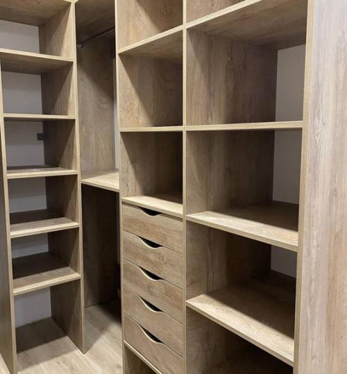 Гардеробная комната со стеклянными раздвижными дверями. 04