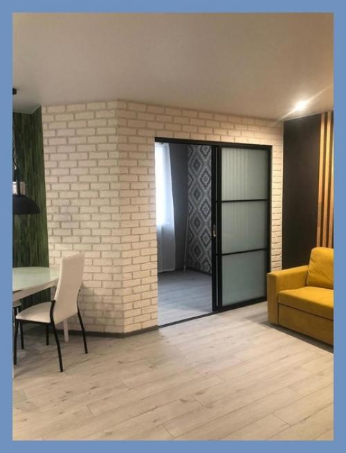 Пришлось поиграться с перепланировкой, но теперь у нас есть полноценных две комнаты. 06