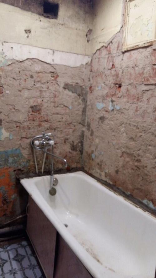Старая квартира с такими запущенными санузлом и ванной досталась. 03