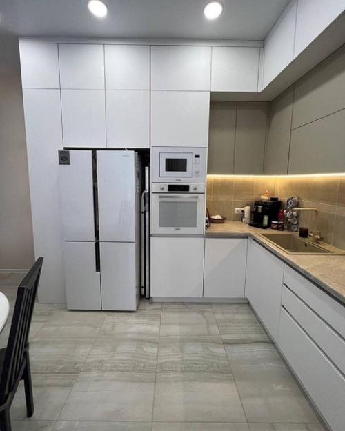 Кухня готова.  Кухню проектировала сама, потому что дизайнеры предлагали красивые стандартные варианты, но практичности в них не было. 02