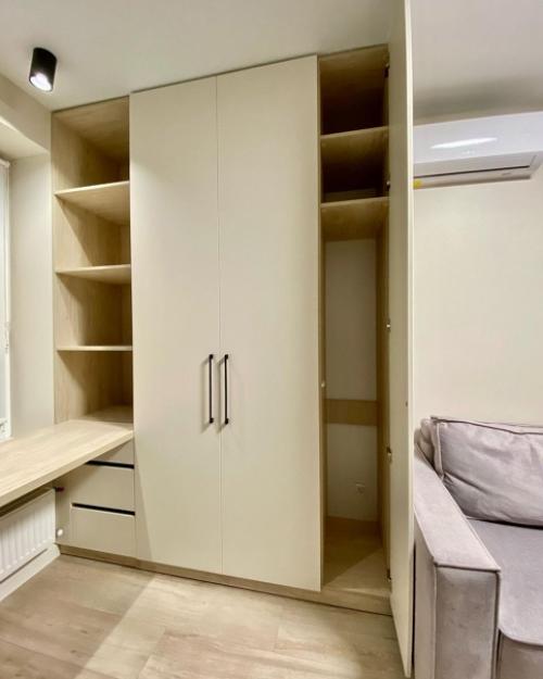 Оборудовали рабочую зону со встроенным шкафом в детской комнате. 03