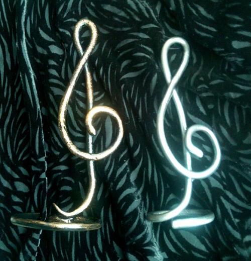 На самом деле не так уж и сложно делать из толстой проволоки крутые вещи! 02