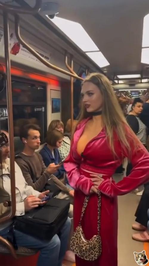 Зашли в метро так, будто не вагон ищут, а жертву. 01