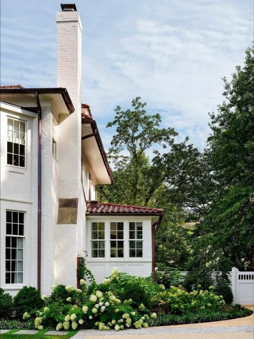 Это пространство, где каждая деталь будто создана для отдыха души. 04