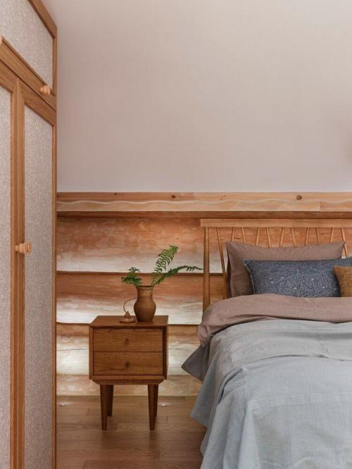 Это пространство, в котором природная фактура дерева переплетается с атмосферой русской сказки и современным, продуманным интерьером. 08