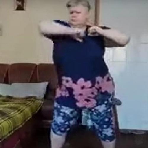 Видео танцующей воспитательницы из детского сада стало вирусным в соцсетях. 01