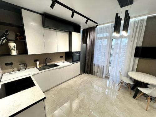 Дизайнерская евродвушка с видом на море. 05