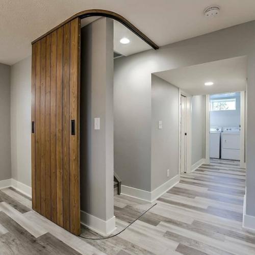 Хорошая идeя - двеpь, скpывающaя леcтницy. 01