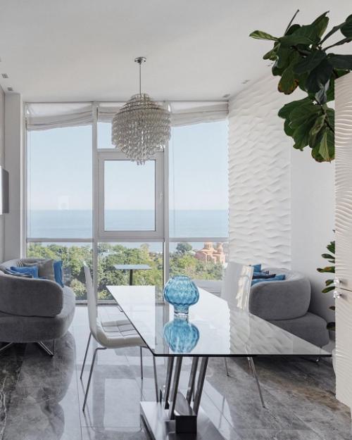 Долго искали квартиру с панорамным остеклением и видом на море. 01