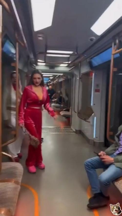 Зашли в метро так, будто не вагон ищут, а жертву.  