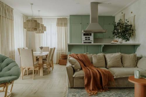 Дом в стиле бохо с атмосферой народных традиций - это настоящая территория тепла, свободы и семейных историй. 03