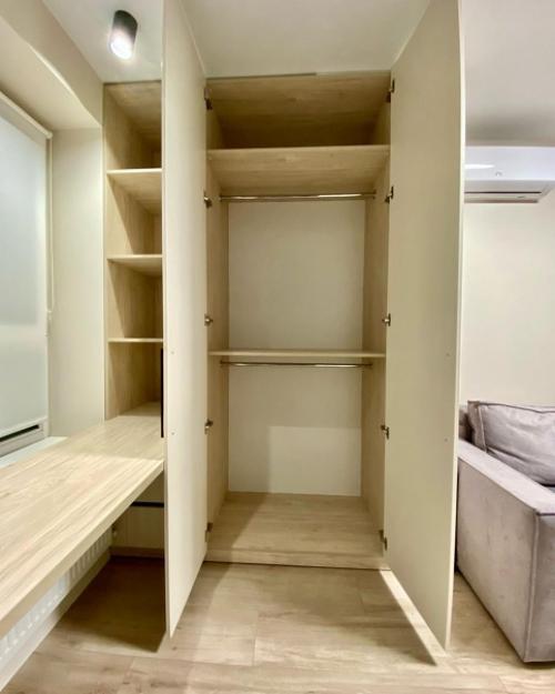 Оборудовали рабочую зону со встроенным шкафом в детской комнате. 02