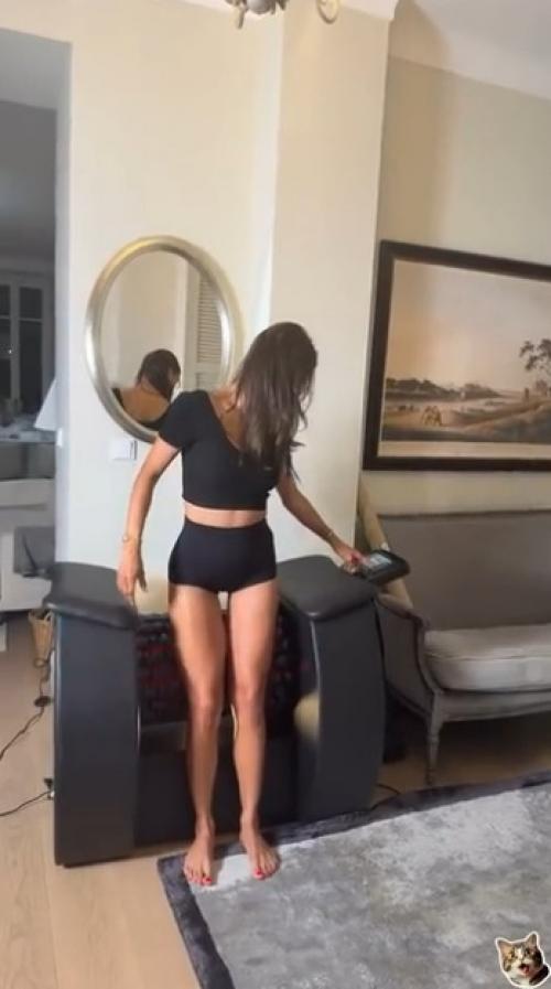 Боня приобрела себе аппарат для растопки целлюлита - и, судя по реакции, он ей нравится даже больше, чем фитнес - тренеры. 01