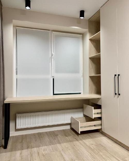 Оборудовали рабочую зону со встроенным шкафом в детской комнате. 09