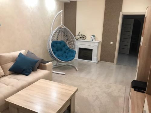 72 квадрата, двушка после ремонта) спокойные и теплые оттенки у нас очень уютно. 01