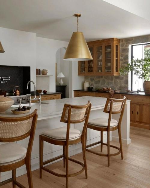 Потрясающий дом с тёплым, уютным интерьером, будто созданным для жизни в гармонии с природой. 02